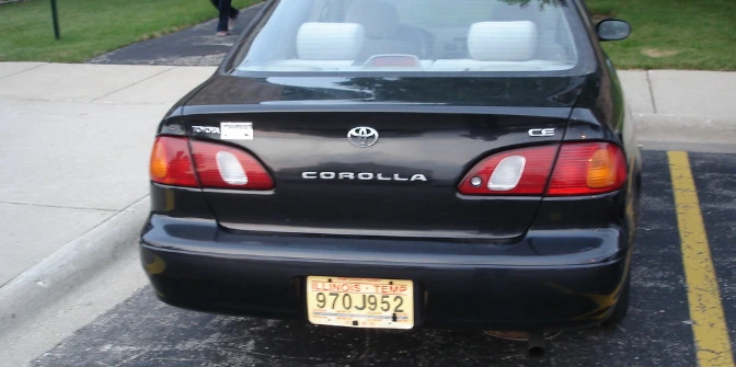 coche recibiendo placas en una oficina local del DMV en Illinois Cliente en Illinois recibiendo placas cerca de su ubicación en una oficina autorizada del DMV